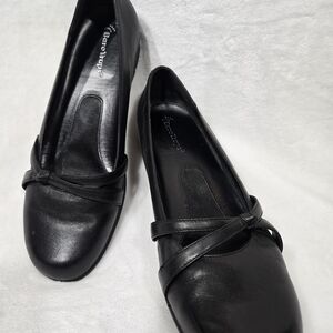 BareTraps Women's Elegant Black Flats